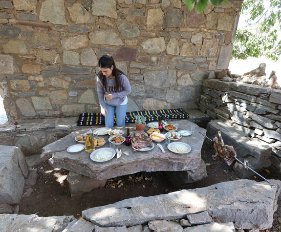 
shepherd-experience-nida-plateau-psiloritis-cretan-traditional-meal-3.jpg
